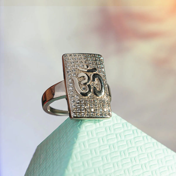 Silver om Ring with american diamond