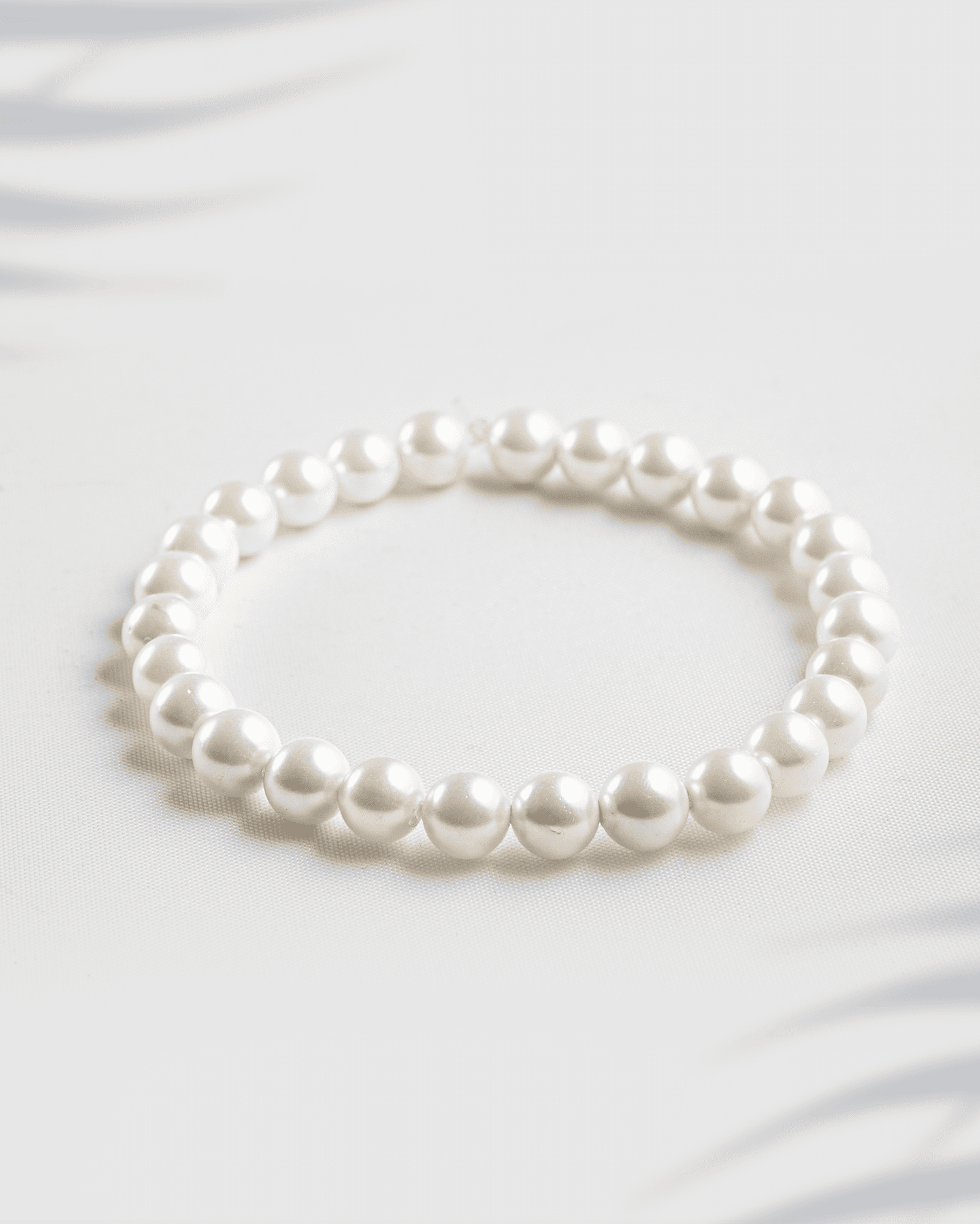 6mm white shell pearl bracelet on a white background with text indicating size.