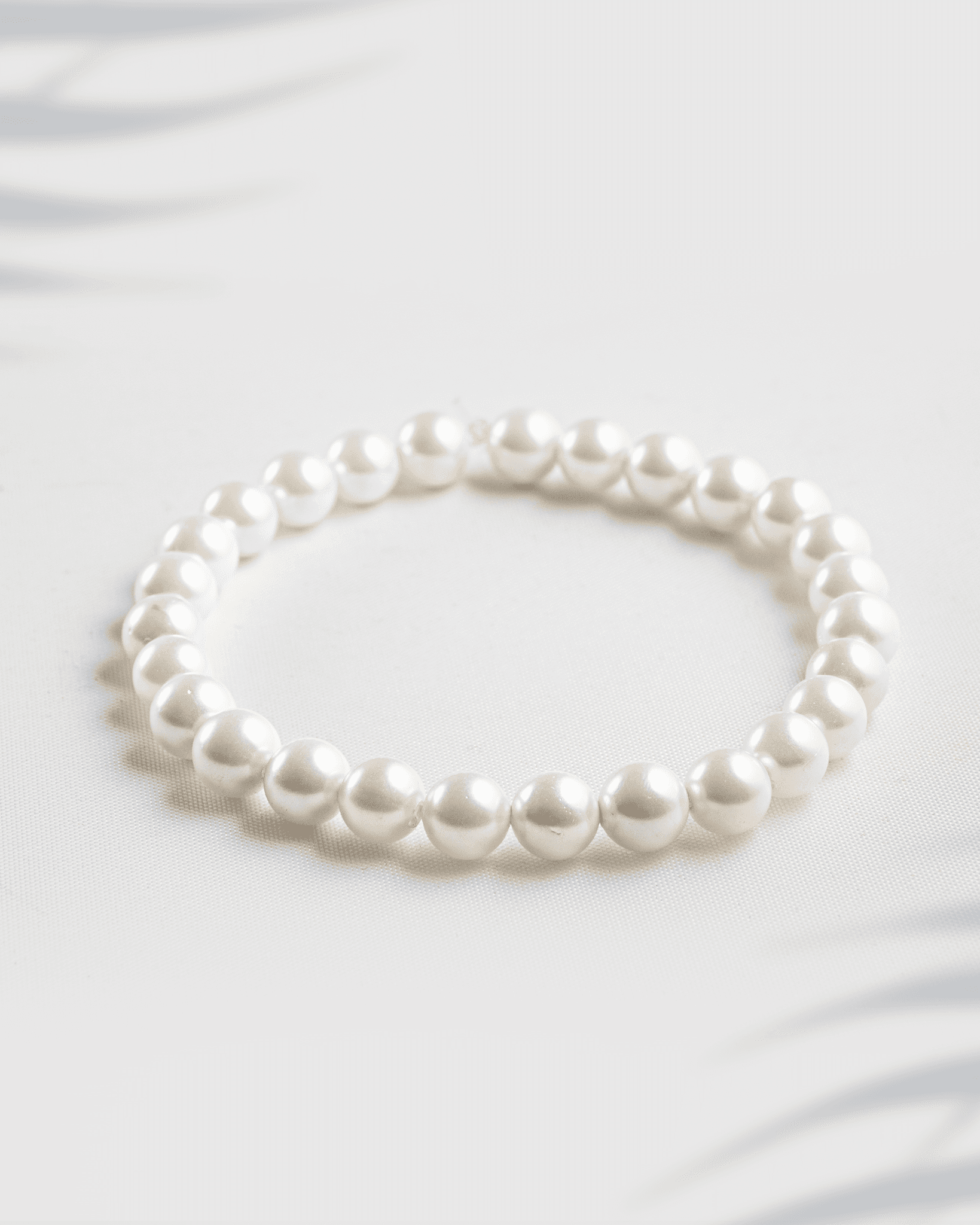 6mm white shell pearl bracelet on a white background with text indicating size.