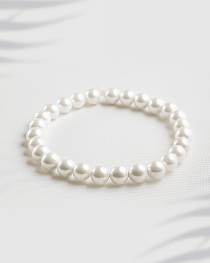 6mm white shell pearl bracelet on a white background with text indicating size.