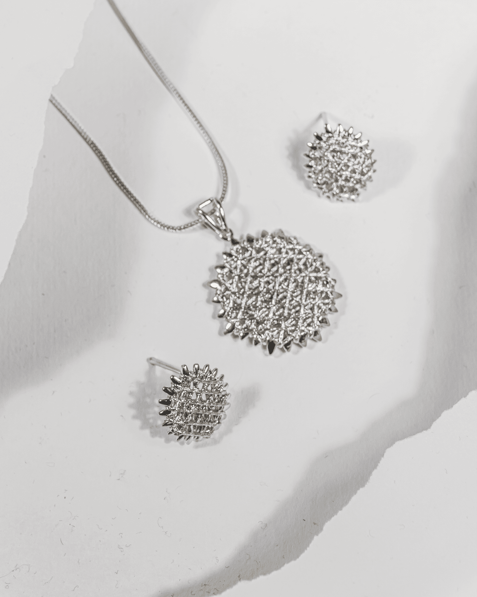925 sterling silver round pendant and earring set featuring a sunburst mesh design (chain not included).