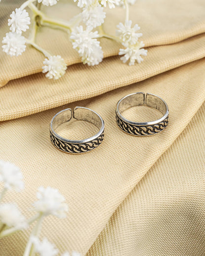 Pair of oxidized 92.5 sterling silver band toe rings featuring a chevron arrow pattern with borders.