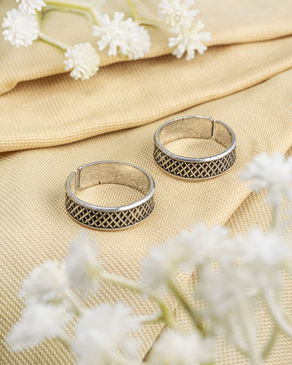 Pair of oxidized 92.5 sterling silver band toe rings featuring a geometric criss-cross mesh design.