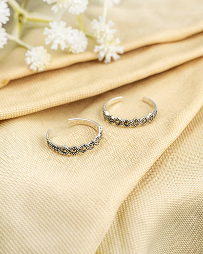 Pair of oxidized 92.5 sterling silver band toe rings featuring a vintage diamond pattern design.