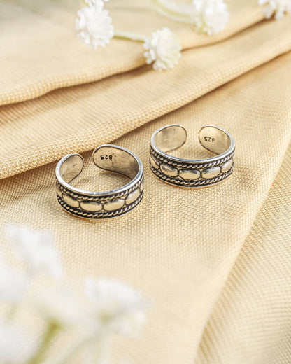 Pair of oxidized 92.5 sterling silver band toe rings featuring horizontal oval beads and rope borders.