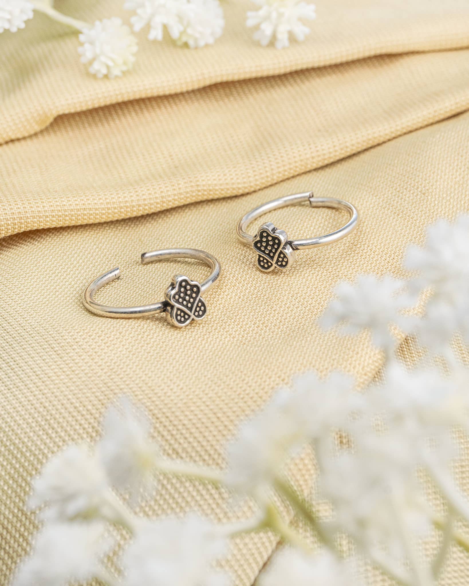 Pair of oxidized 92.5 sterling silver toe rings featuring a dotted clover design.