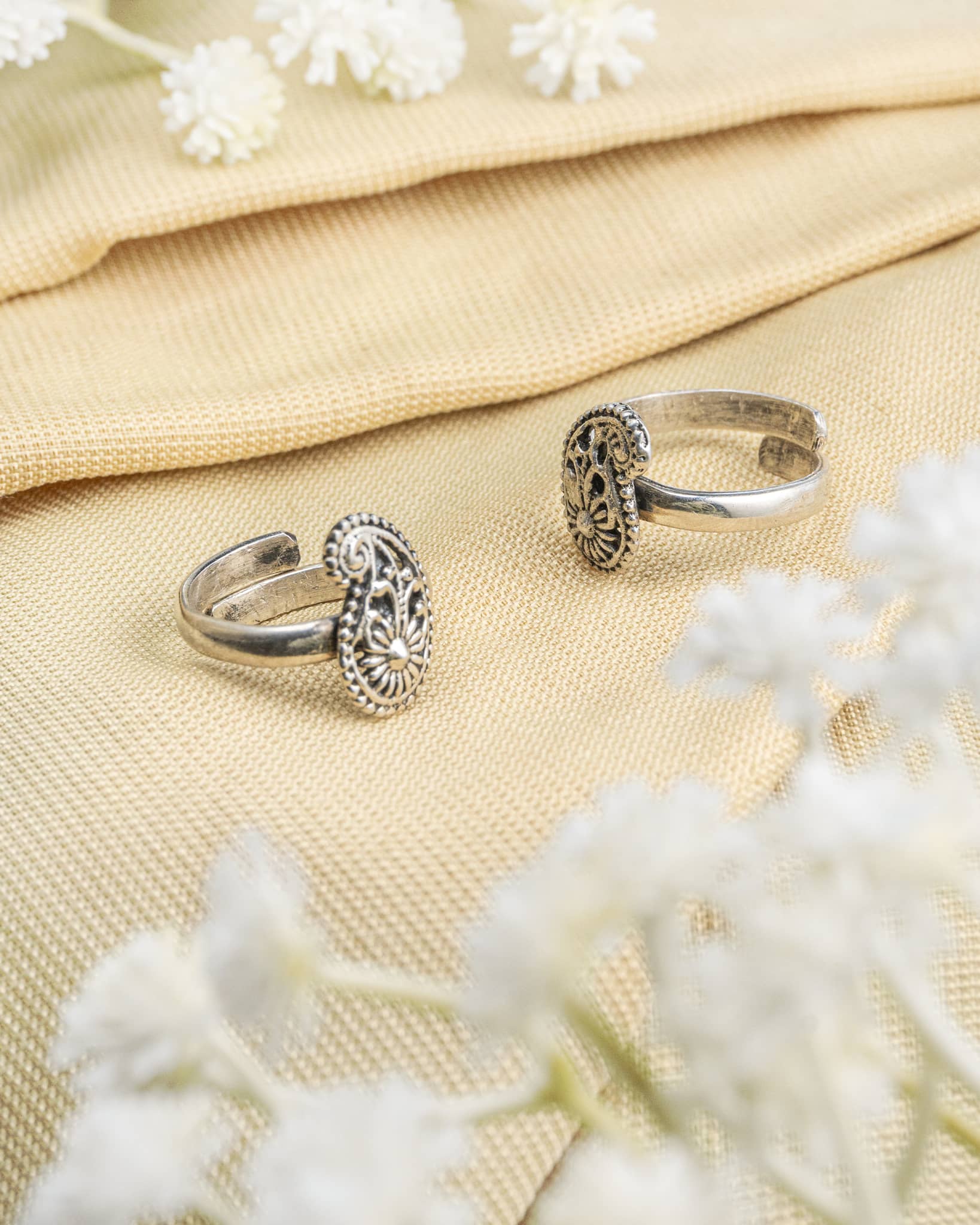 Pair of oxidized 92.5 sterling silver toe rings featuring a traditional paisley kairi motif.
