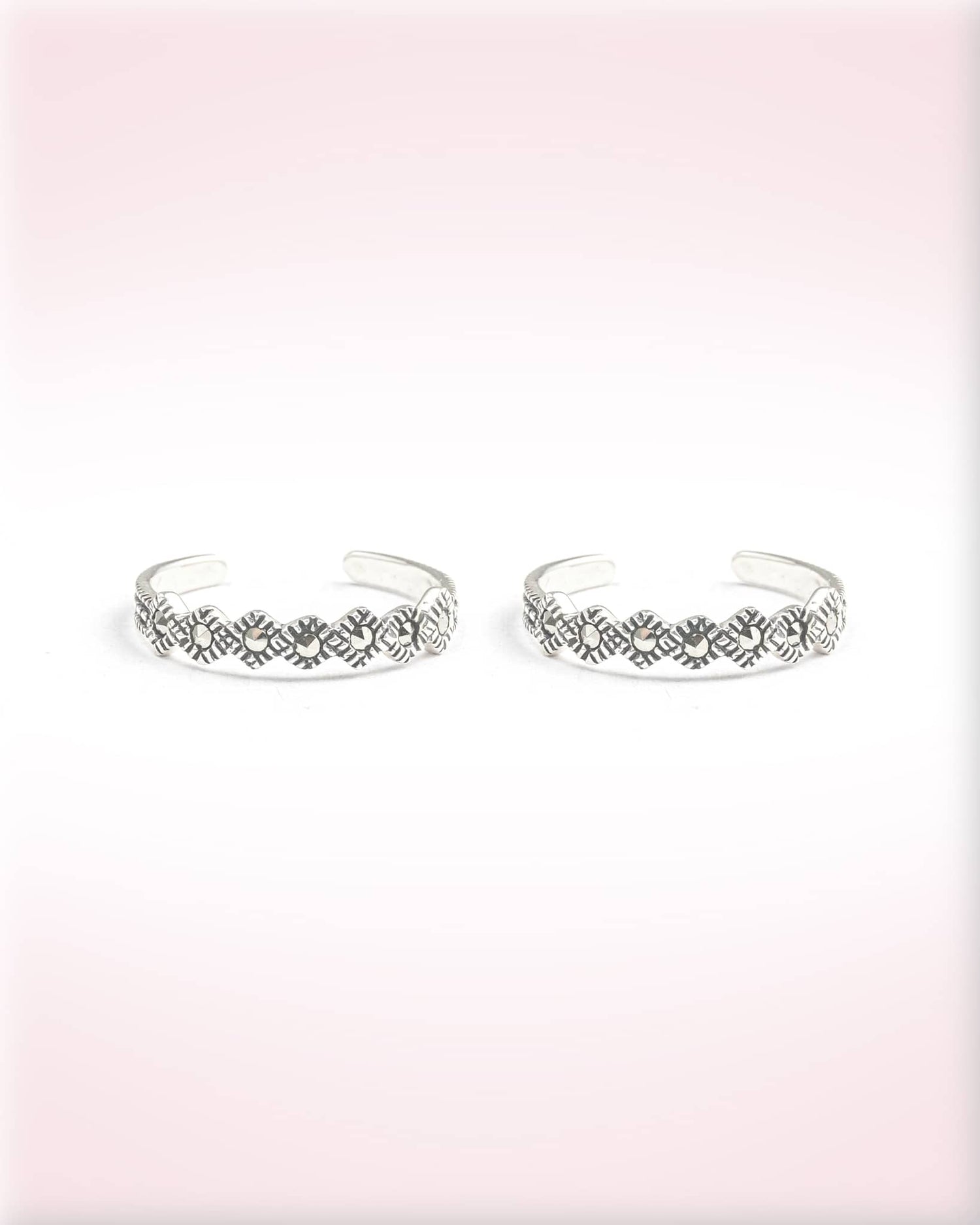 92.5 Sterling Silver Oxidized Diamond Pattern Band Toe Rings | Vintage Marcasite Style Bichhiya
