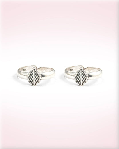92.5 Sterling Silver Oxidized Leaf Motif Toe Rings | Antique Foliage Bichhiya