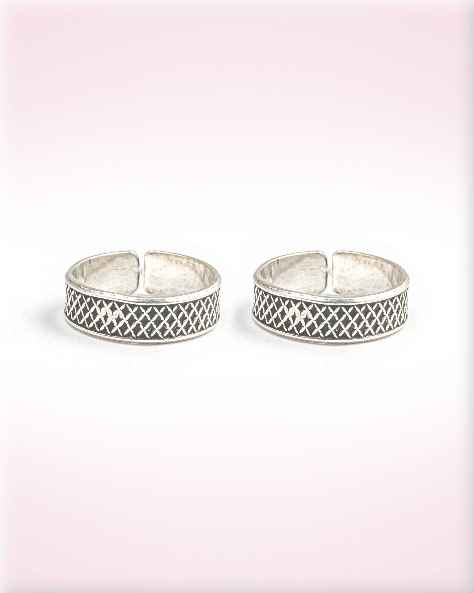 92.5 Sterling Silver Oxidized Criss-Cross Band Toe Rings | Geometric Mesh Bichhiya