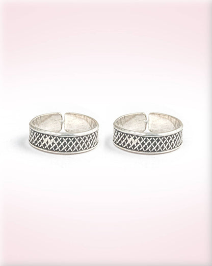 92.5 Sterling Silver Oxidized Criss-Cross Band Toe Rings | Geometric Mesh Bichhiya