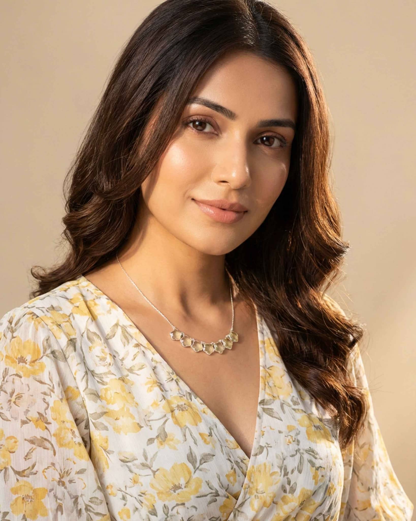 92.5 Sterling Silver Lemon Yellow Floral Collar Necklace | 7-Flower Bezel Chain