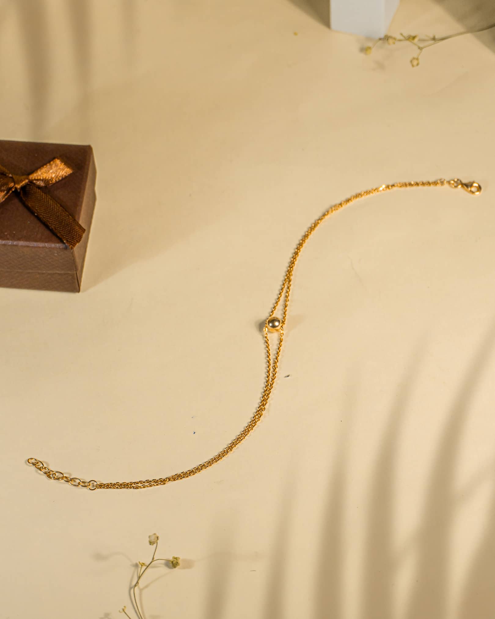 Single 18K gold plated silver anklet featuring a central polished gold ball on a delicate chain.
